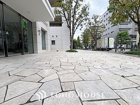 【Entrance】仕事は好きだ。でも今日という一日はあまり芳しくない日もある。とぼとぼと家路に付く頃、ふと目を上げると我が家のエントランス。