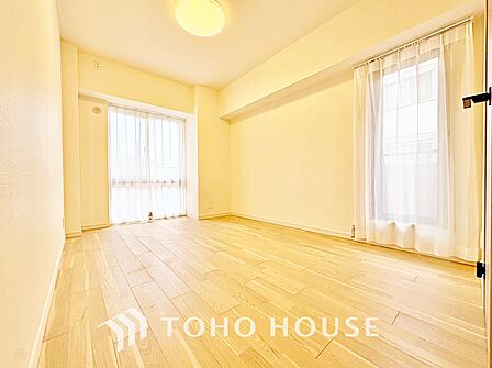【洋室】冷涼な風、そよぐリビング。だんらんの場所はここから始まり、ここで終わる。家族の笑顔が集う素敵な場所だから、こだわり抜いた思いが詰まっているのだと思う。