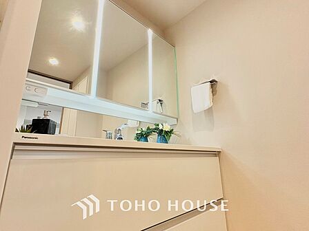 【洗面化粧台】朝の身支度もスムーズにこなせそうなスペースです。