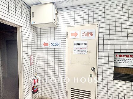 館内施設への案内表示が分かりやすく整えられた共用エリア。コインランドリーやゴミ置場への動線もスムーズで、日々の快適な暮らしをサポートします。