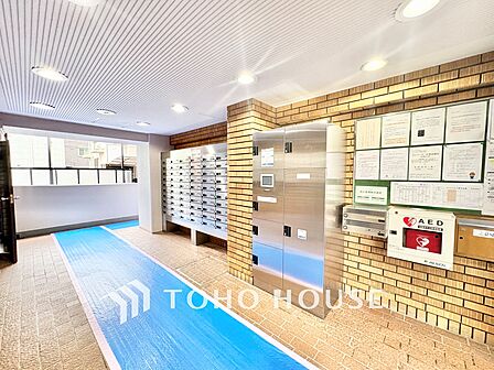 明るく清潔感溢れるエントランスホール。不在時でも荷物を受け取れる大型の宅配ボックスや安心の掲示板スペースを備えています。