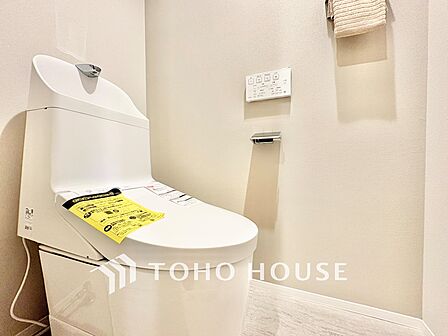 ◆トイレ◆トイレも全て新品に交換されており、清々しく新生活を始めることができます。白基調の清潔感のある空間に生まれ変わりました。