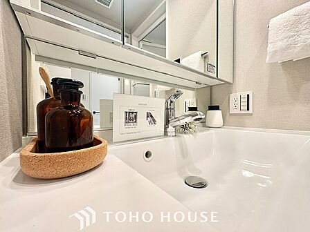【Wash basin】十分な大きさの洗面台は収納もさる事ながら、身だしなみチェックや歯磨きなど、朝の慌ただしい時間でもホテルライクなスペースで余裕とゆとりを感じて頂けます。