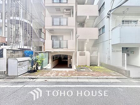 *改装中*ホワイト調のクロスと温もり溢れるモダンカラーの床材が見事に調和した本邸宅は、毎日の生活を少しでも快適に過ごして頂ける様に落ち着いた雰囲気作りから行っています。