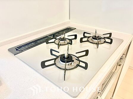 鍋や食器、食品ストックまでたっぷり収まる豊富な収納力を備えたキッチン。散らかりがちな空間をすっきりと保ち、作業スペースを広く確保できます。スムーズなお料理をサポートします。