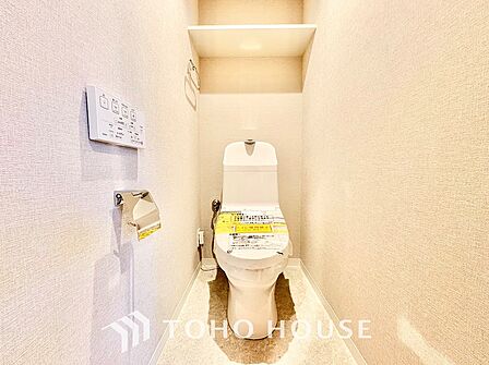 清潔感と快適性に配慮した落ち着きのあるトイレ空間。お手入れのしやすい素材を採用しており、サッと拭くだけで綺麗を保てます。来客時にも自信を持ってご案内できる、すっきりとした仕上がりです。
