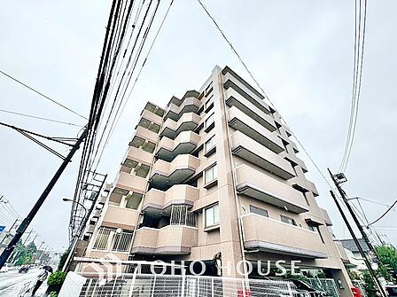 穏やかな街並みに美しく溶け込む、洗練された外観デザイン。年月を経ても色褪せない落ち着いた佇まいが、住まう方の愛着を深く育みます。毎日の帰宅が楽しみになるような、誇りと安心感を持てる住まいです。