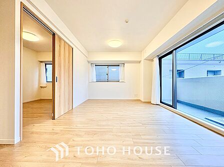 大きな窓からたっぷりの陽光が降り注ぐ、明るさに満ちたリビング。朝の心地よい光で目覚め、日中は電気をつけなくても快適に過ごせる、自然の恵みを感じられるエコで健やかな住空間です。