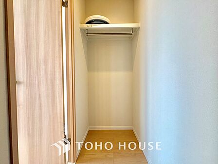 壁一面の収納は、すっきりとした空間をもたらす。清潔感のあるスペースは「ただいま」の瞬間からくつろぎのスイッチを入れる。