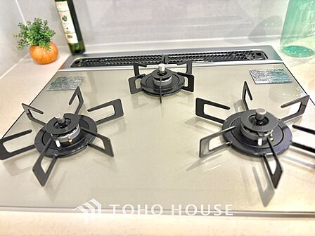可能な限り余計なものを省いた3口コンロ。美しさと機能性を兼ね備えたスタイルはきっと何年もあなたの味方です。