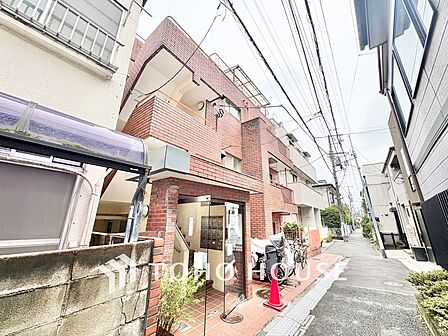 植栽の緑が映える、手入れの行き届いたエントランスへのアプローチです。