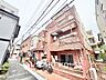 外観：閑静な住宅街の路地に面しており、落ち着いた住環境がうかがえます。