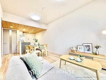 叶えたかったのは落ち着きのあるナチュラルな風合い、そして開放感があるリビング。優雅な気分に浸れる幸せな時間を家族が自然と集まりたくなるこの空間で。