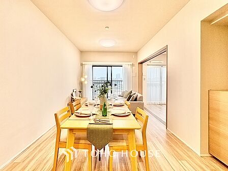 ここはみんなが集い、食事と楽しい会話が始まる場所。話に夢中になりすぎて、ついつい時を忘れ、夜半過ぎになってしまう。そんな束の間の幸せを感じさせてくれます。