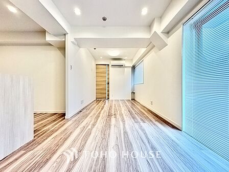 ここはみんなが集い、食事と楽しい会話が始まる場所。話に夢中になりすぎて、ついつい時を忘れ、夜半過ぎになってしまう。そんな束の間の幸せを感じさせてくれます。