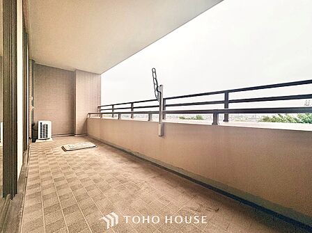 陽当り・風通し良好なバルコニー。お洗濯物やお布団もカラッとよく乾き、家事の効率も上がります。十分な広さを確保しており、プランターで家庭菜園を楽しんだりガーデニングの場としても活躍する空間です。