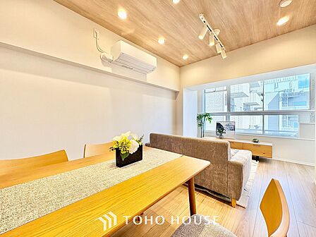 ◆リビング◆たくさんの窓から注ぐ太陽の光。時間の経過とともに光と影のコントラストがこの空間のムードを変え、部屋に変化と温もりをもたらしてくれる。