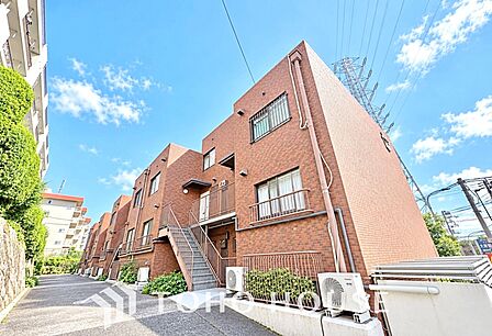 洗練されたファサードが印象的なマンション。日々の暮らしを心地よく包み込む、品格ある佇まいが魅力です。帰宅するたびに気分が高まります。