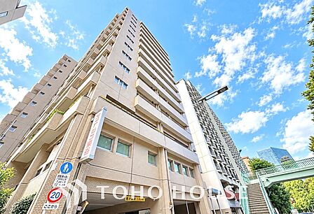 洗練されたファサードが印象的なマンション。日々の暮らしを心地よく包み込む、品格ある佇まいが魅力です。帰宅するたびに気分が高まります。