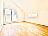 リビング/ダイニング：【Living Room】キッチンへとつながる自然な動線。家族の気配を感じながら過ごす時間。実用性と心地よさを兼ね備えた空間です。