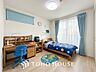 子供部屋：※生成AIによるイメージです。家具・小物は販売価格に含まれません。◆属毛離裏◆子は父を手本とし、母に愛育されて成長する。家族の深い繋がり。いつまでも大切にしたい。