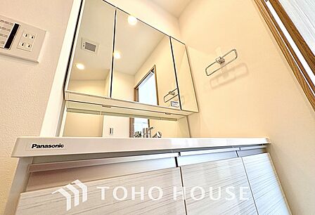 気持ちの良い朝をつくりだし、夕方には笑顔を取り戻させてくれるミラー。パウダールームはいつでも本来の自分を取り戻せる空間。明るく仕上げてあります。