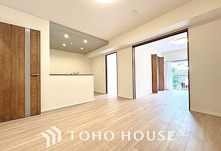 ここはみんなが集い、食事と楽しい会話が始まる場所。話に夢中になりすぎて、ついつい時を忘れ、夜半過ぎになってしまう。