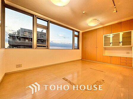 ここはみんなが集い、食事と楽しい会話が始まる場所。話に夢中になりすぎて、ついつい時を忘れ、夜半過ぎになってしまう。そんな束の間の幸せを感じさせてくれます。
