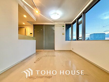 居心地のいい暮らしには欠かせない眩い採光。ゆったりとした幅の窓からこの空間に降り注ぐ採光が絶えない。明るいリビングこそ居心地のいい暮らしが待っているのだと思う。