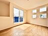 子供部屋：明るく温かみのある洋室は、お子様のお部屋としても最適です。学習机やベッドを配置してもゆとりがあり、自分でお片付けをする習慣づけにも適しています。健やかな成長を見守る心地よい空間です。