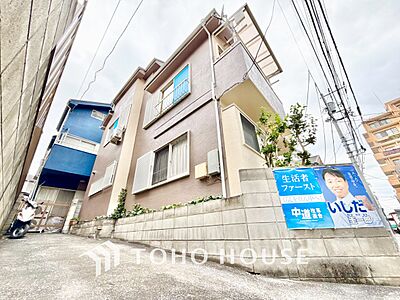 外観:窓を開けベランダに出ると当所なく広がる街と空のスクリーン。風が凪ぎ一時停止する目の前の画面の中、僕は一体何を考えていたのだろう。牧歌な街並みが僕を穏やかにさせてくれる。 外観:窓を開けベランダに出ると当所なく広がる街と空のスクリーン。風が凪ぎ一時停止する目の前の画面の中、僕は一体何を考えていたのだろう。牧歌な街並みが僕を穏やかにさせてくれる。