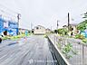 外観：【landscape of the road】開けた空間の道路に面する住宅には、開放感と穏やかな温もり感じる。