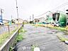 外観：【landscape of the road】開けた空間の道路に面する住宅には、開放感と穏やかな温もり感じる。