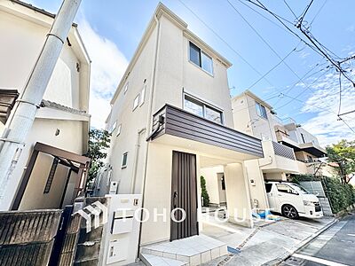 外観:窓を開けベランダに出ると当所なく広がる街と空のスクリーン。風が凪ぎ一時停止する目の前の画面の中、僕は一体何を考えていたのだろう。牧歌な街並みが僕を穏やかにさせてくれる。 外観:窓を開けベランダに出ると当所なく広がる街と空のスクリーン。風が凪ぎ一時停止する目の前の画面の中、僕は一体何を考えていたのだろう。牧歌な街並みが僕を穏やかにさせてくれる。