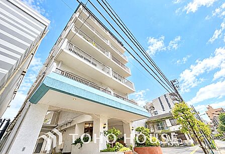 この街で、新しい暮らしが始まる。街並みに調和する洗練された佇まいと、住まう方を迎える堂々とした外観。写真だけでは伝わらない建物の雰囲気や周辺環境とあわせて、ぜひ現地でその魅力をご体感ください。