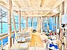 その他：柔らかな自然光が差し込み、お部屋全体を明るく包み込む心地よいリビング。日中は照明に頼らず過ごせる自然な明るさが魅力です。穏やかな時間の中で、ご家族それぞれのペースでゆったりとくつろげます。