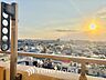 バルコニー：ここからは空が遠くまで見える。紺碧、曇天、茜色。心もともに映り変わる。東京にもあったんだ。こんな景色が・・・。