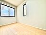 子供部屋：明るく温かみのある洋室は、お子様のお部屋としても最適です。学習机やベッドを配置してもゆとりがあり、自分でお片付けをする習慣づけにも適しています。健やかな成長を見守る心地よい空間です。