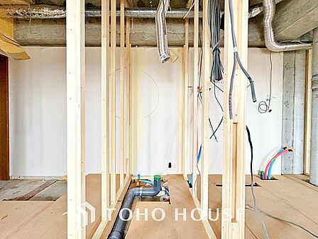 【改装中】清潔感あるホワイト調のクロスと温もり溢れるモダンカラーの床材が見事に調和した本邸宅は、毎日の生活を少しでも快適に過ごして頂ける様に落ち着いた雰囲気作りから行っています。