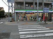 ファミリーマート茨木春日三丁目店 徒歩11分。 820m