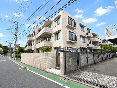3階建3階部分の最上階です。徒歩圏にスーパー・コンビニがありますので、住環境良好です。