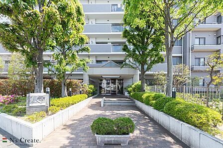 エントランスまでの通路は季節を感じる植物に囲まれています