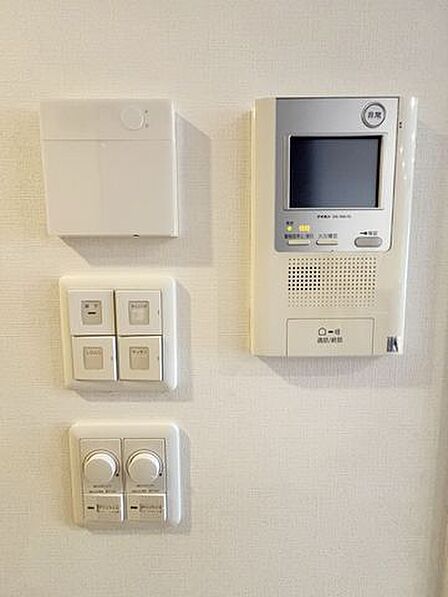 床暖房あり。お部屋の空気が汚れず、冬でも陽だまりのような暖かさです。