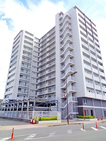 高い耐久性や断熱・気密性、防音性に優れた鉄筋コンクリート構造です。駅徒歩1分の好立地!駅まで平坦な道のりなので、お年寄りやお子様でも歩きやすい環境です。