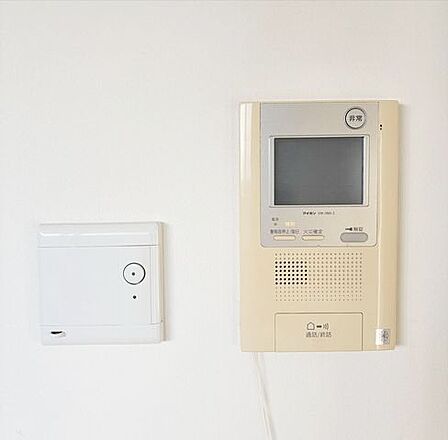 モニター付オートロックなので、不審者の侵入を防ぐとともに大切なお客様をスムーズにお迎えする事ができます。
