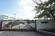 中学校「吹田市立片山中学校まで671m」