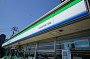 コンビニ「ファミリーマート吹田山手町四丁目店まで437m」