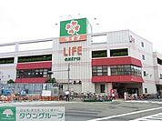 ライフ 徒歩8分。 590m