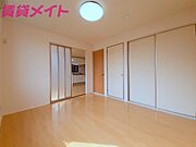 同型反転部屋写真です。