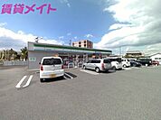 ファミリーマート四日市別名店 363m